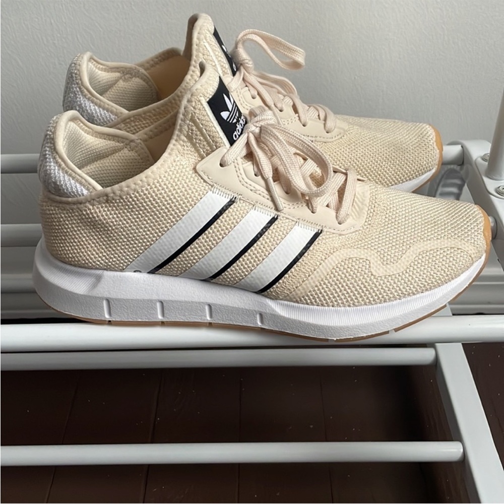 Adidas Swift Run - image 3